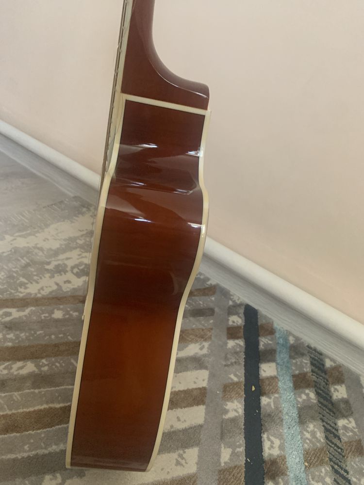 Продам гитару Adagio