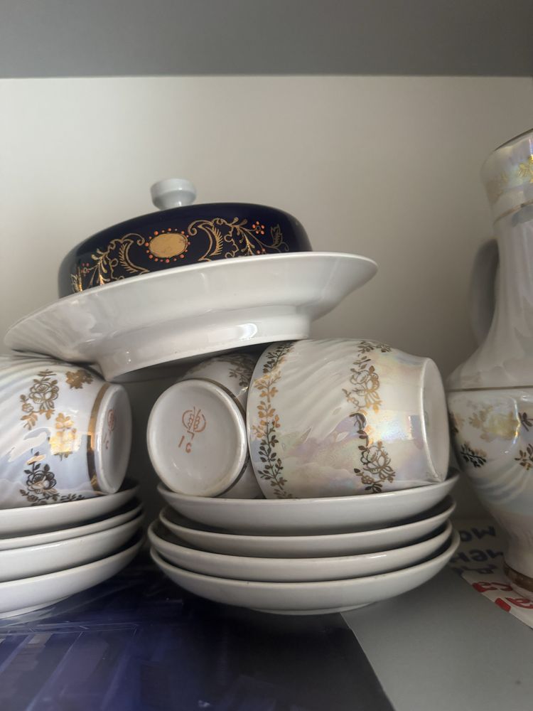Продам супницу фарфоровую и чайные сервизы