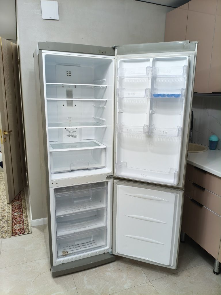Холодильник LG .