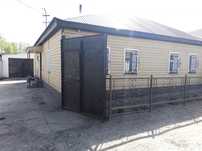 4 комнатный дом. водопровод ,гараж, канализация. 5 минут от центра
т х