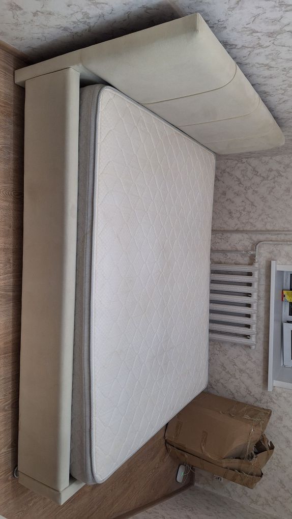 Продам кровать двухспальную с матрасом без откидного механизма