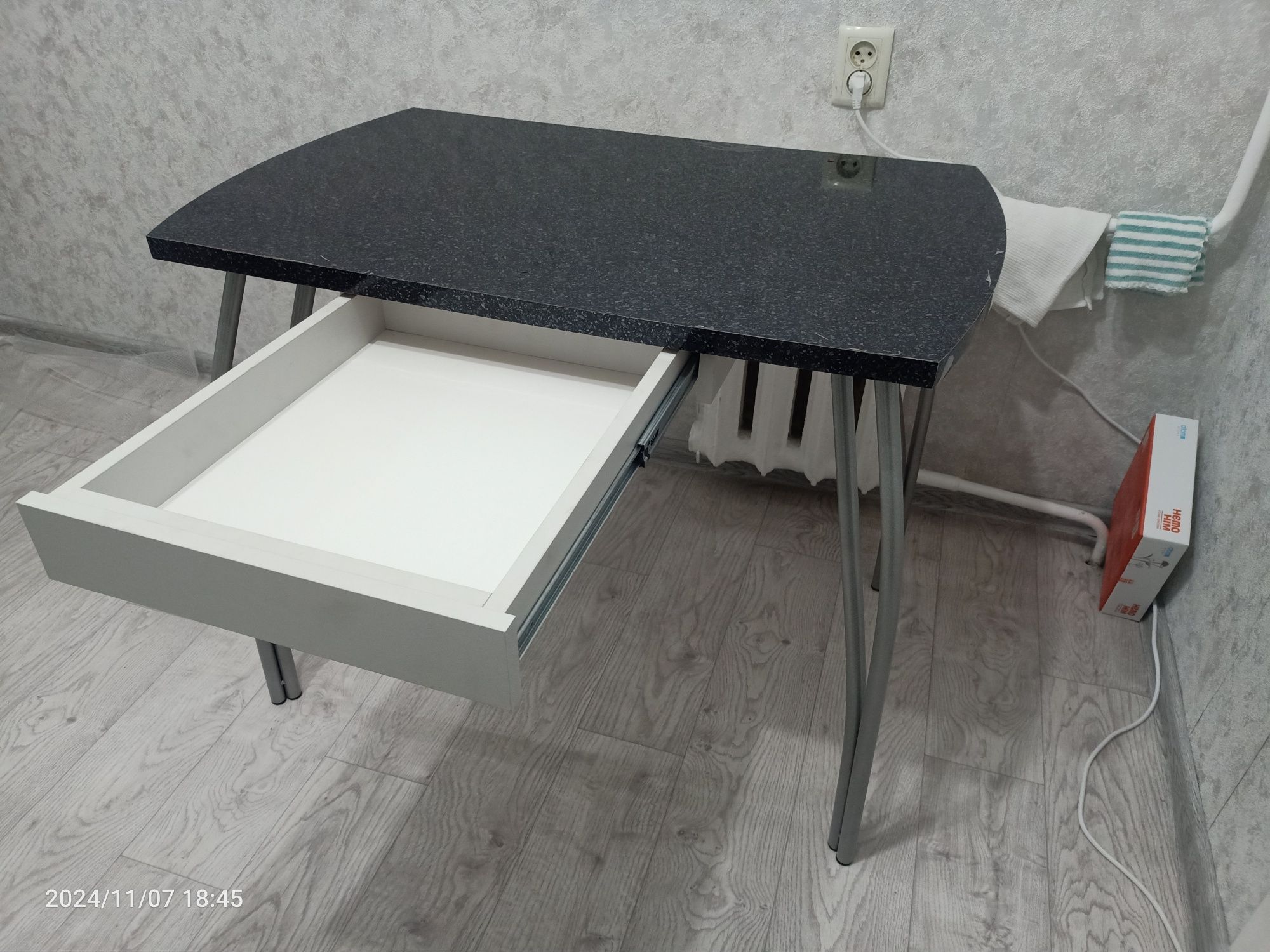 Кухонный стол, окуратный , удобный