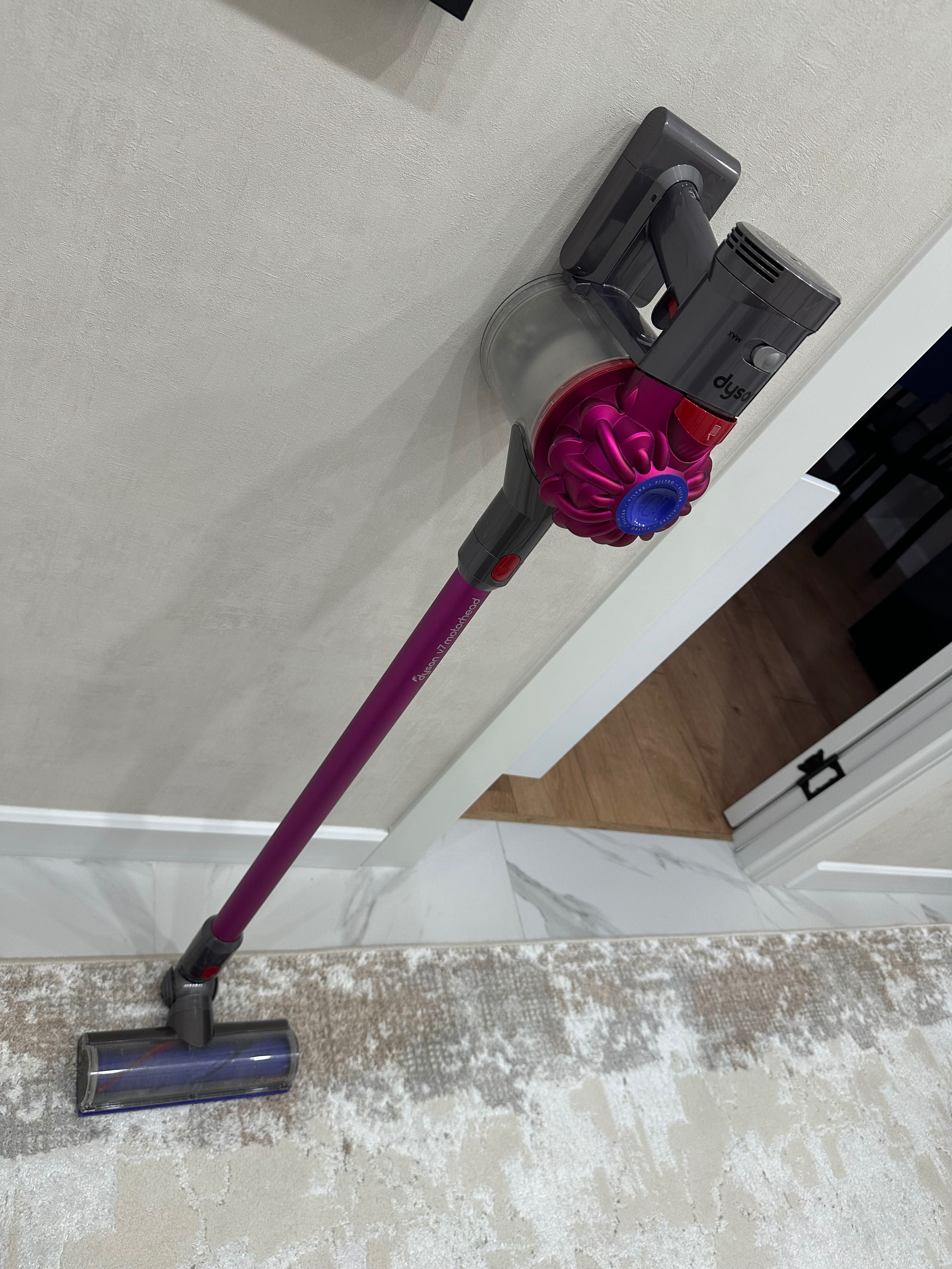 Продам пылесос Dyson V7