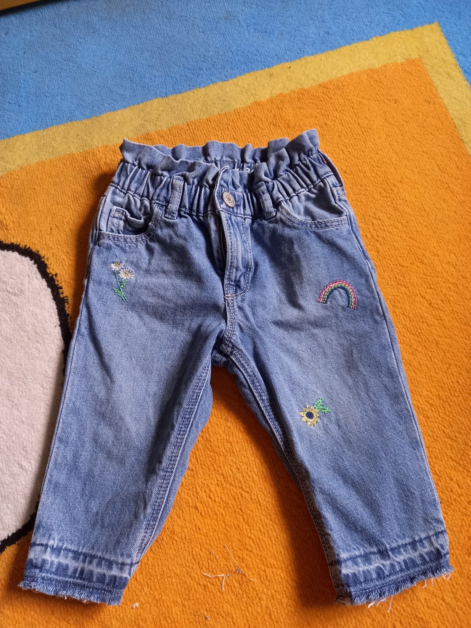 Продам джинсы на девочку.