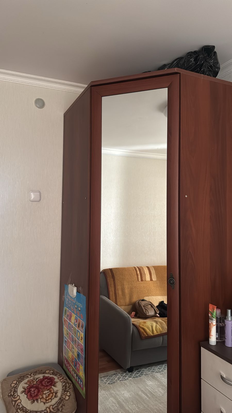 Продаем угловой шкаф