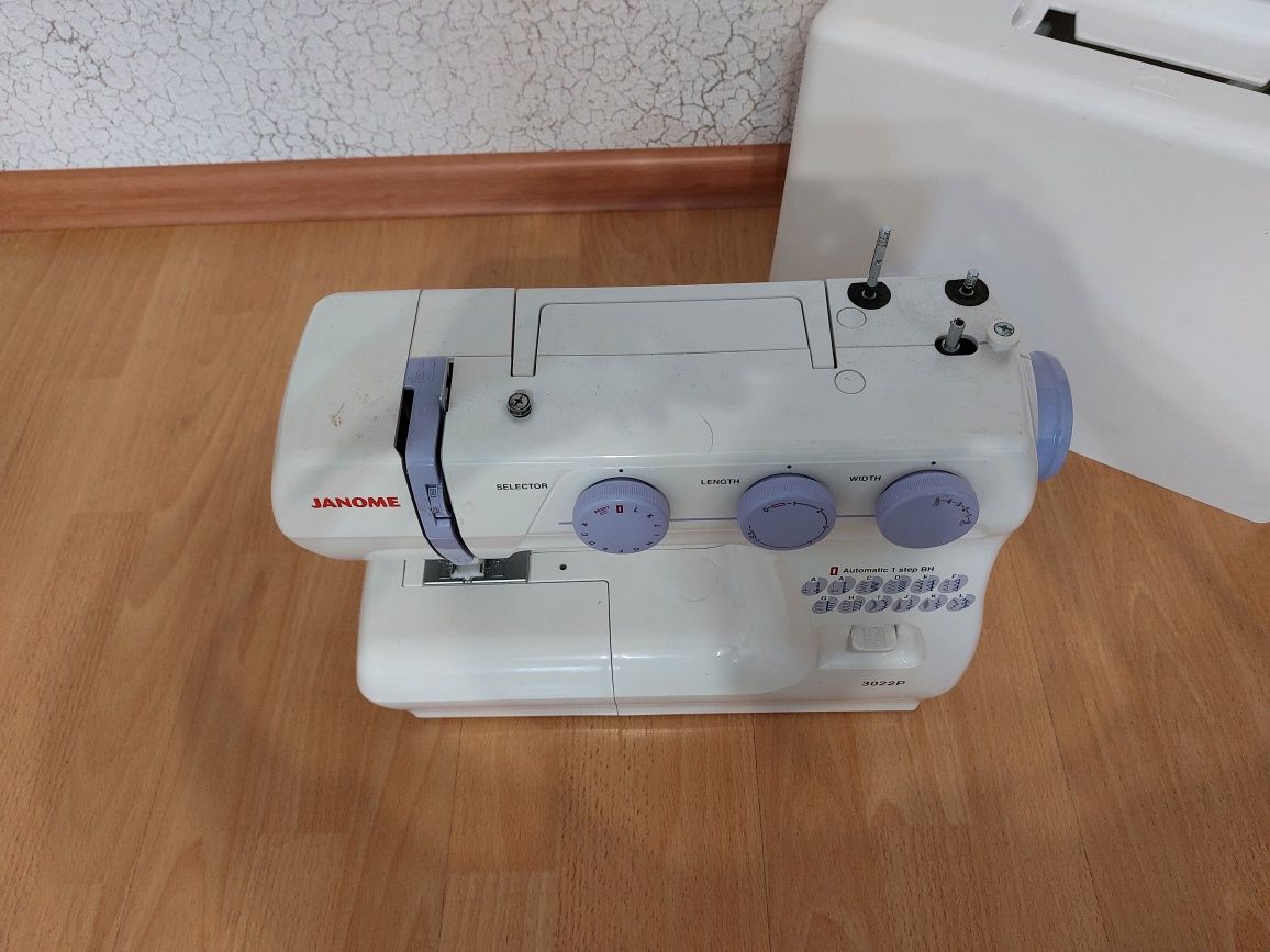 Продам оверлок Janome
