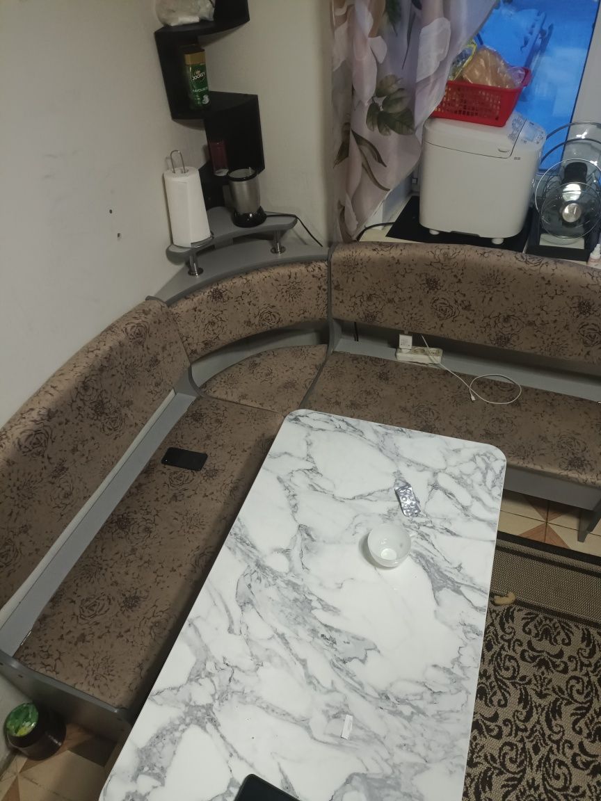 Продам  кухонный уголовой диванчик со столом
