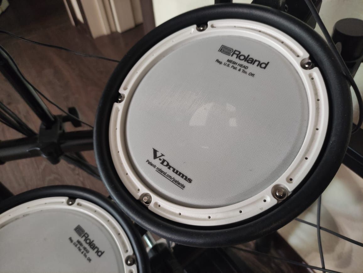 Продаю Барабанную установку Roland с колотушкой.