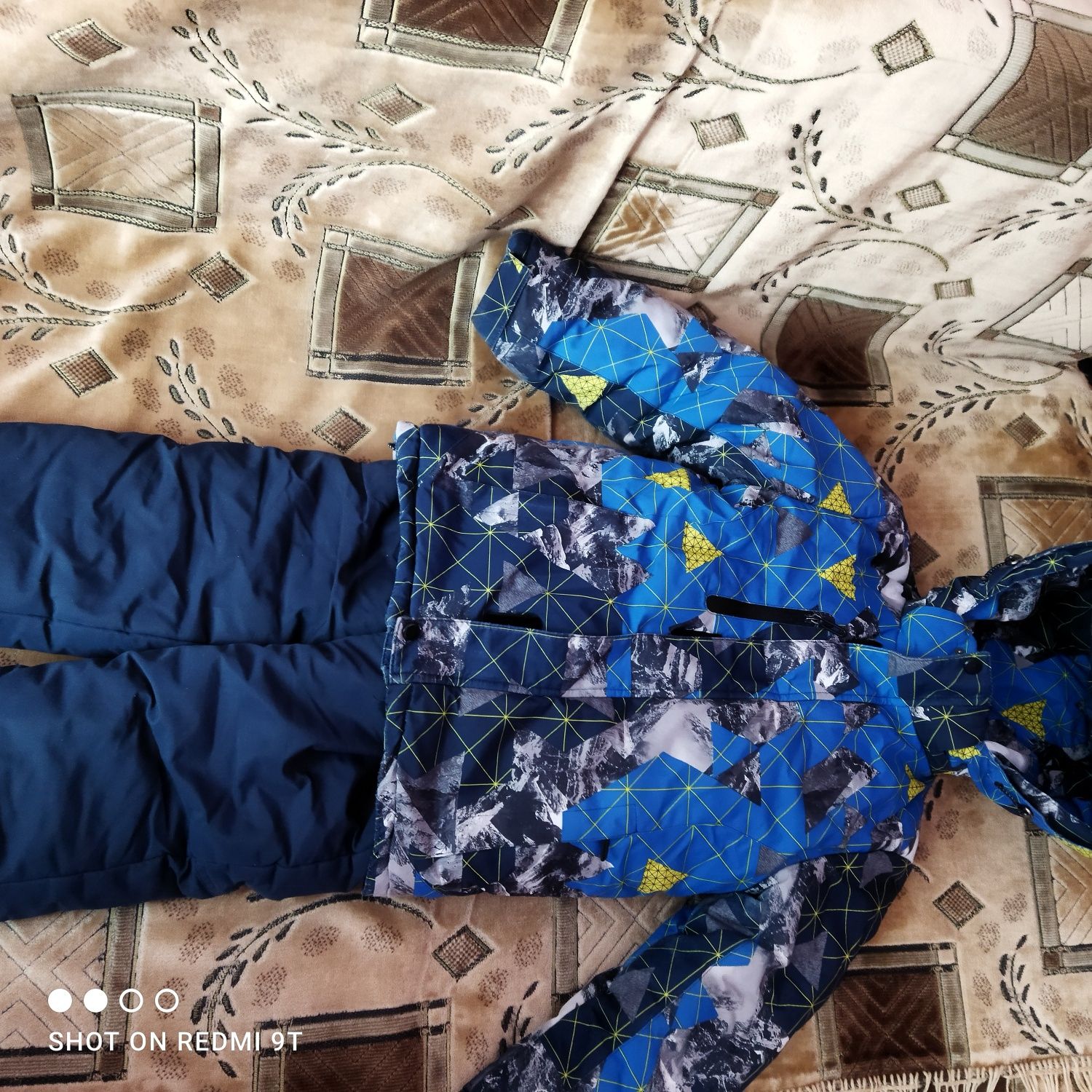 Продам комбинезоны детские