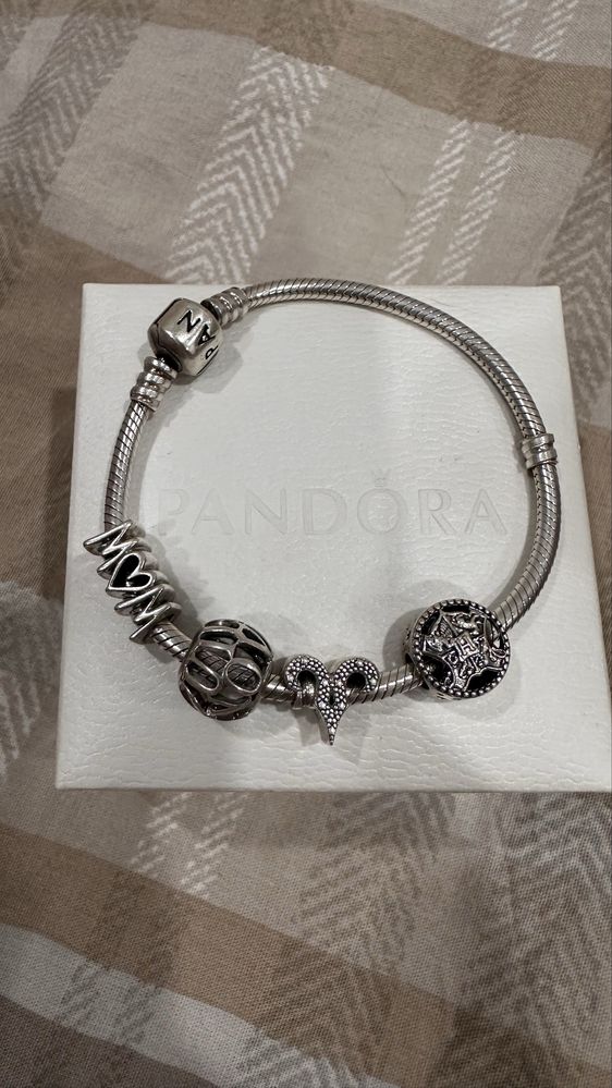Продам браслет с шармами Pandora