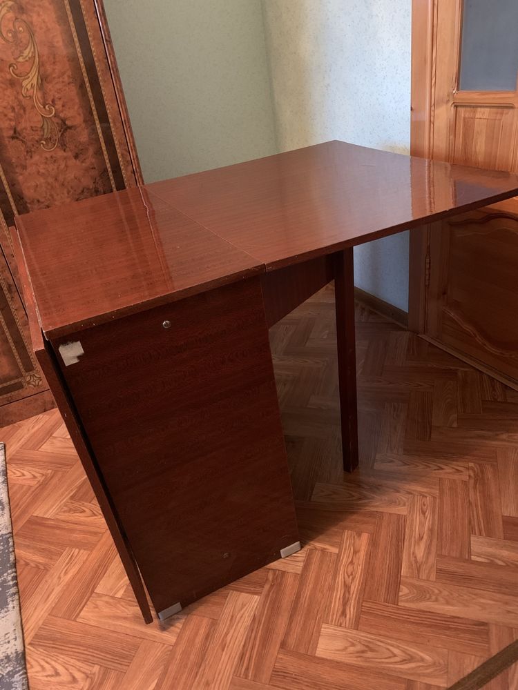 Полированный стол складной