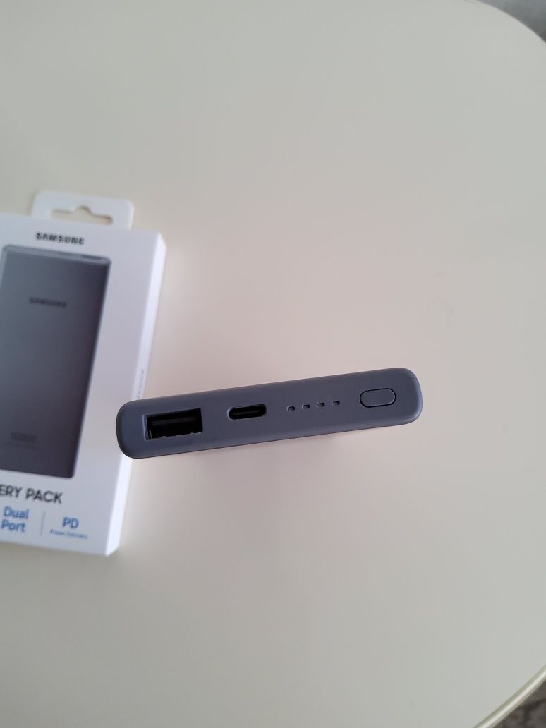 Продам оригинальный практически новый power bank от samsung 10 000 mAh