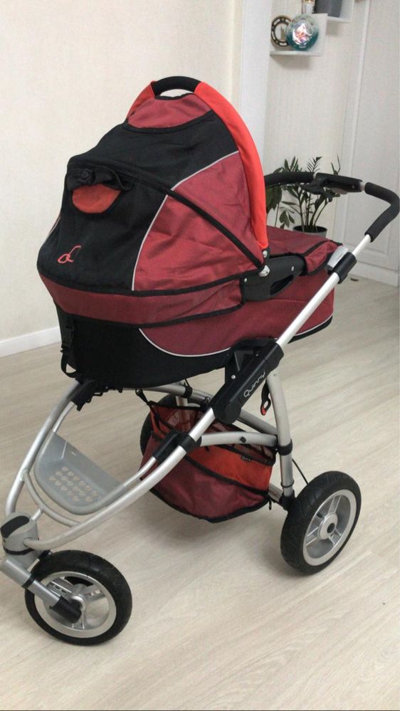 Продам детскую фирменную Коляску quinny