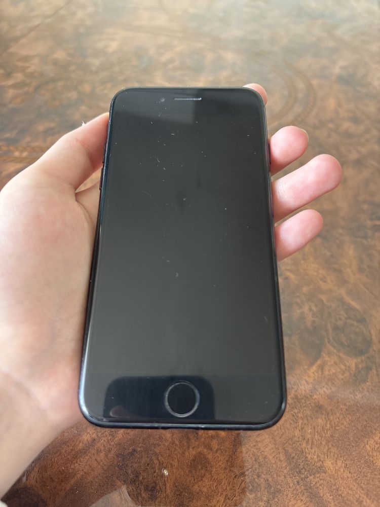 Продам iPhone SE 2020