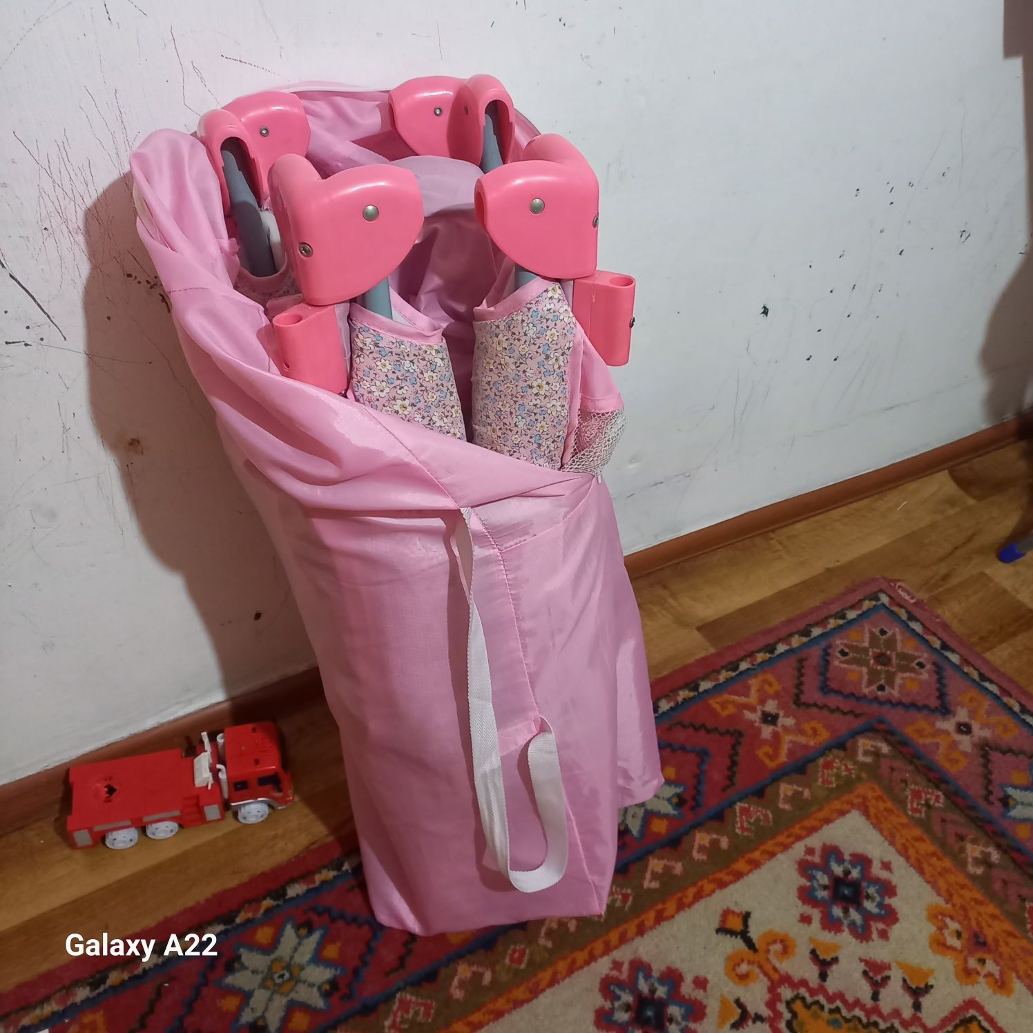 Срочно Продаю манеж игровой с люлькой в подарок коляска, столик для ко