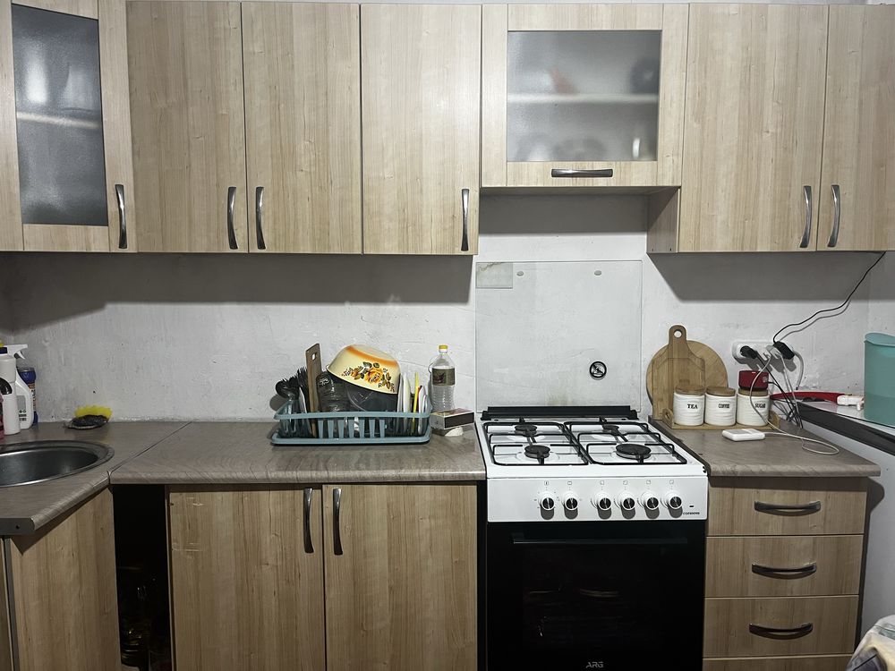Продам диван и кухонный гарнитур, газ бу