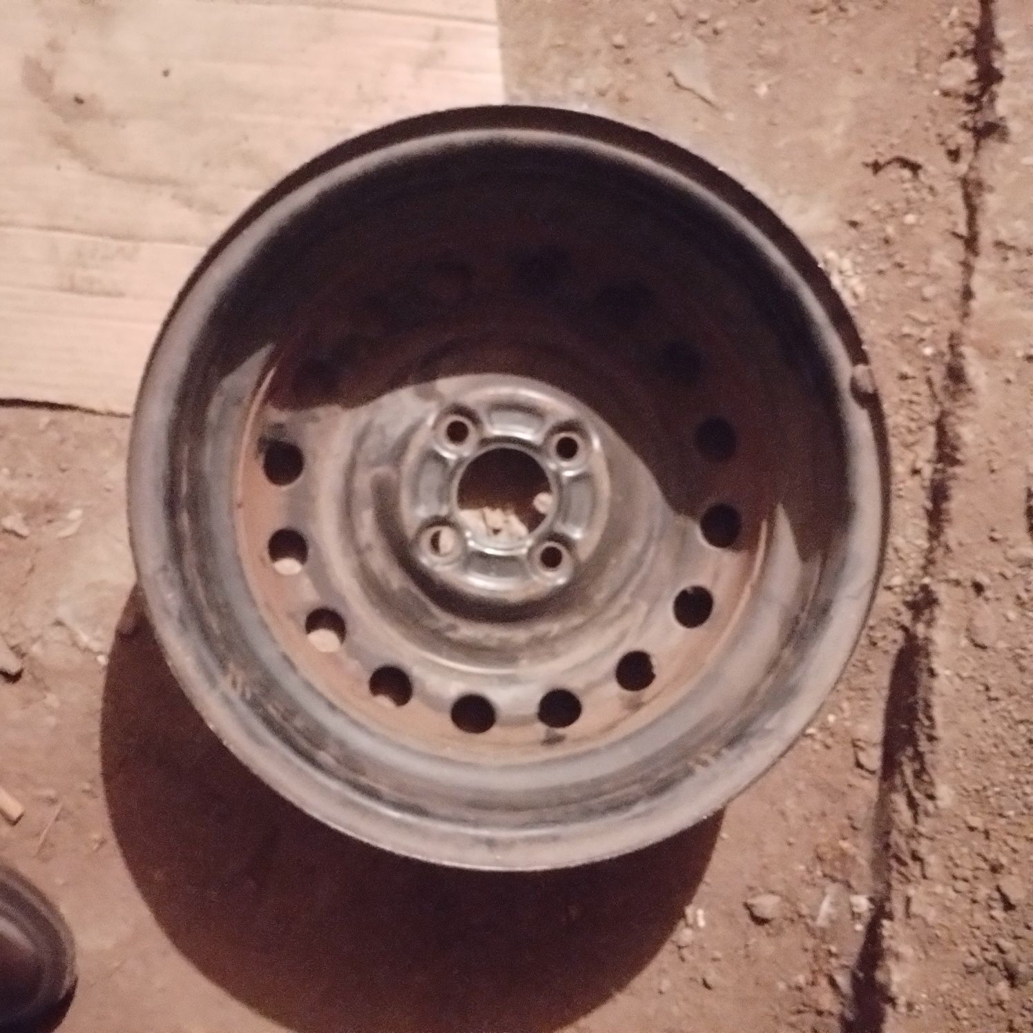 Продаю диск R 14 штампованный на NISSAN