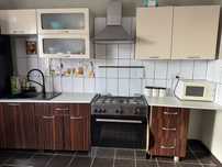 кухонный гарнитур + вытяжка + микроволновка + каменный раковина