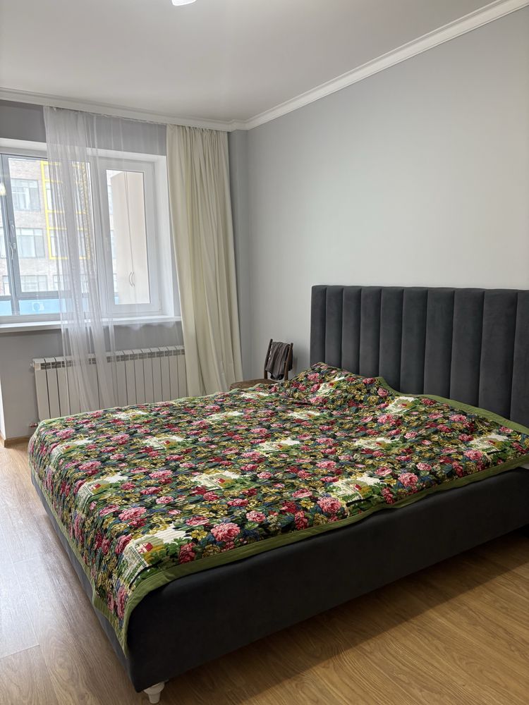 Продам кровать с матрасом 180 см на 2 метра