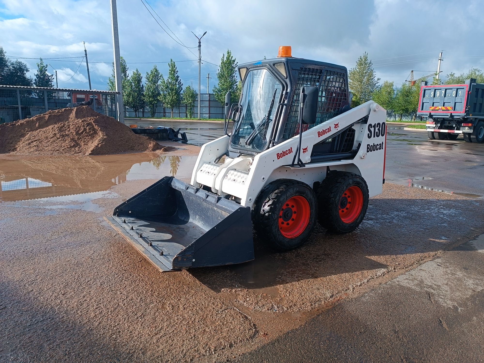 Продается мини погрузчик боб кат S130