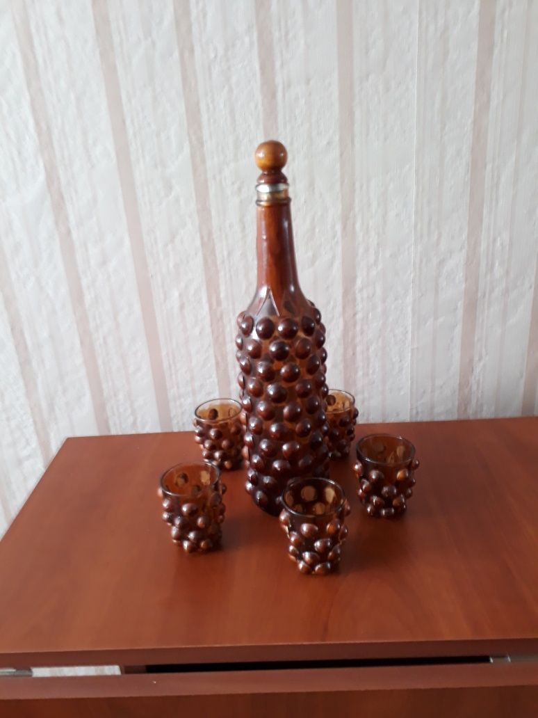 Набор: бутылка  и рюмки,декорированные.