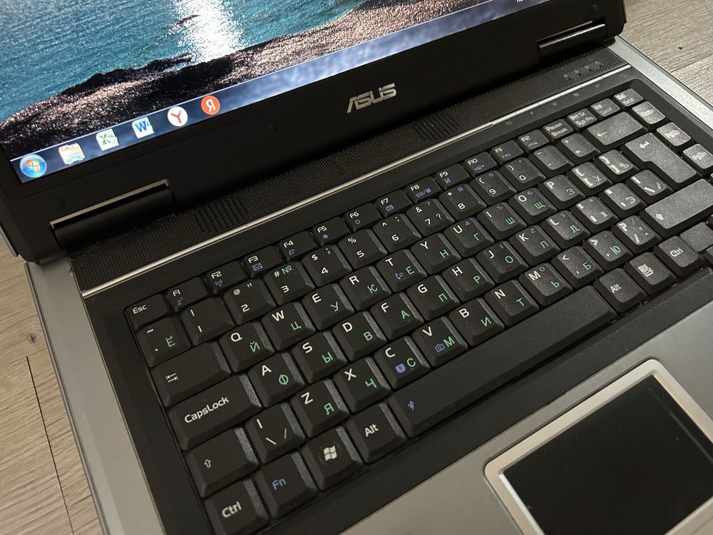 Ноутбук Asus в хорошем состоянии