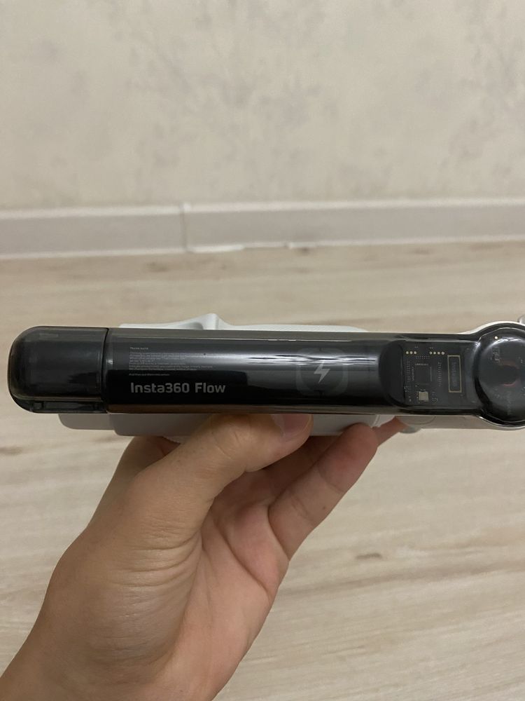 Продам стабилизатор Insta360 Flow