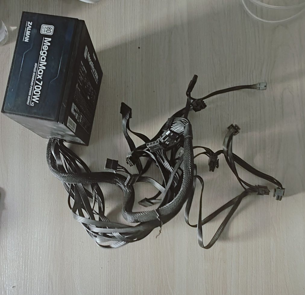 MegaMax 700W 80 plus