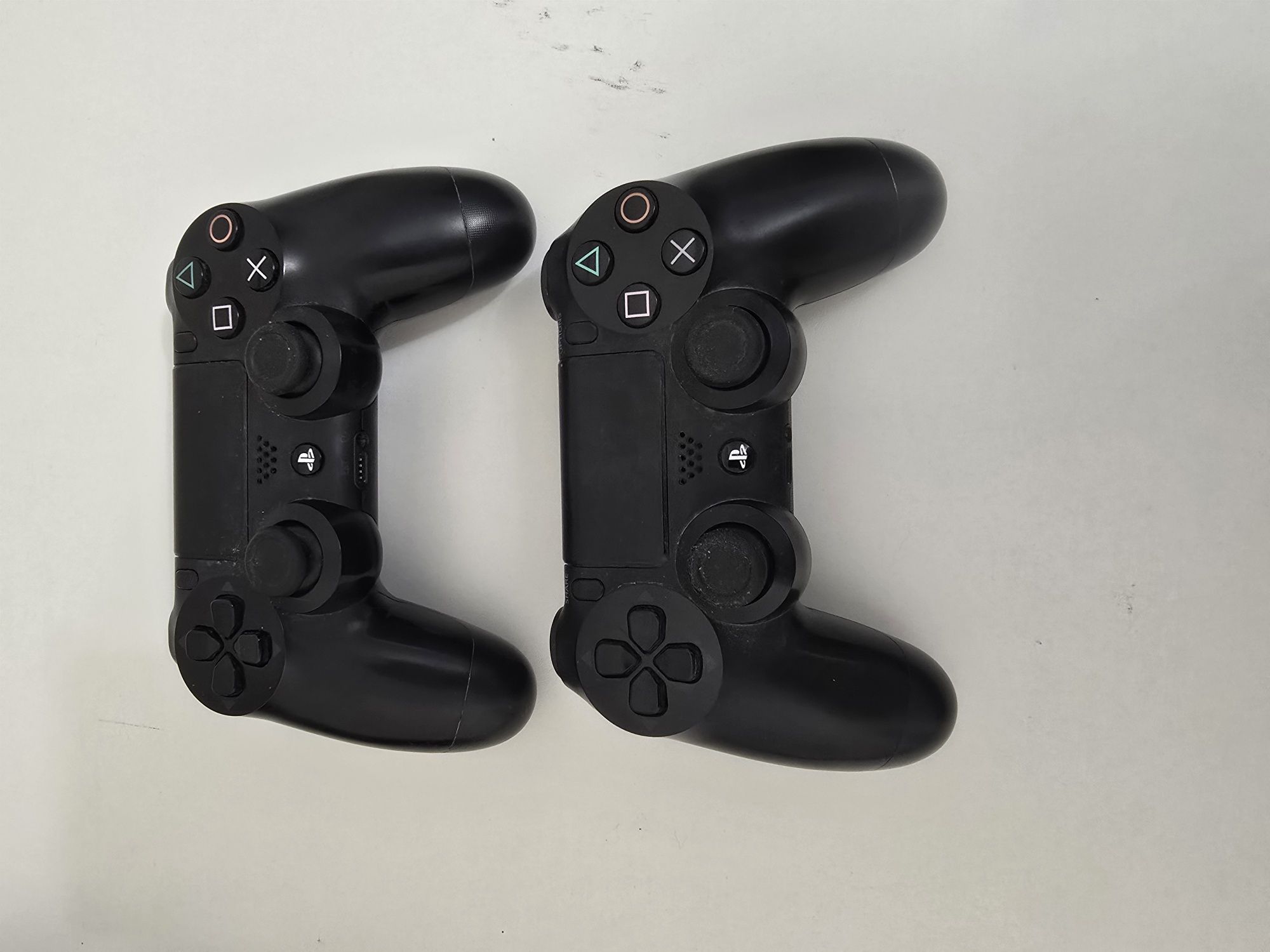 Ps4 + зарядчик + 2 оригинальных провода и 2 джойстика в подарок.