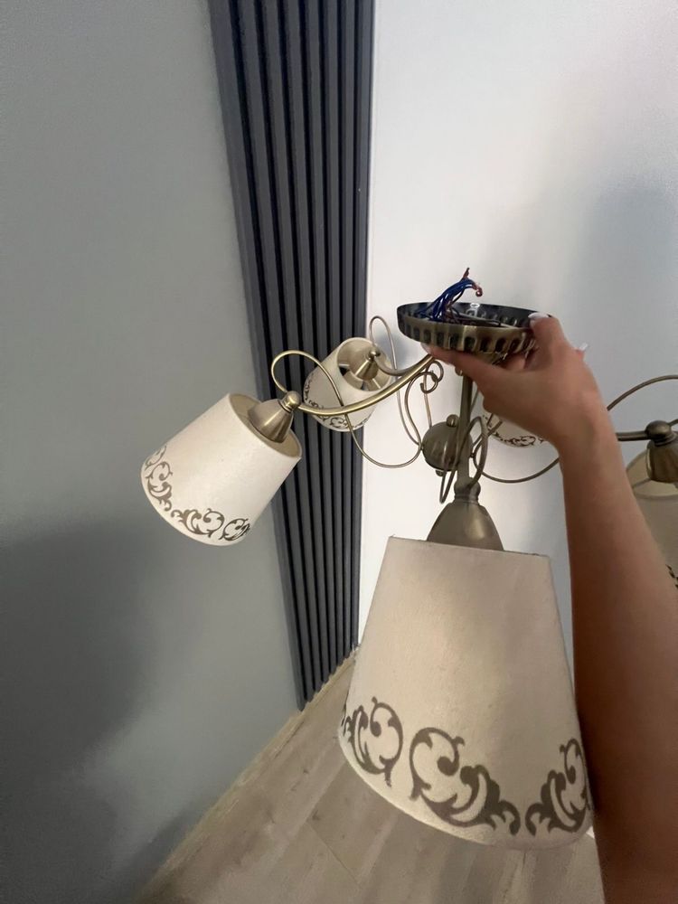 Продам шикарную люстру