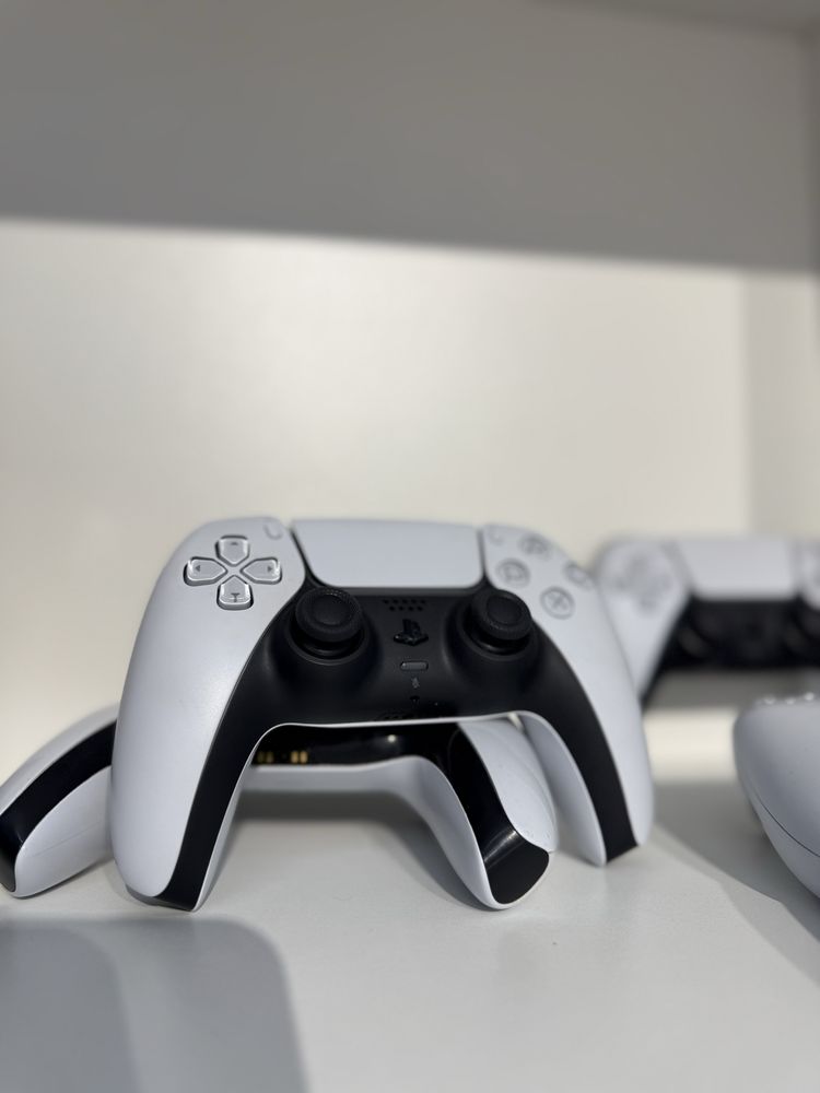 Геймпады в отличном состоянии для Playstation 5