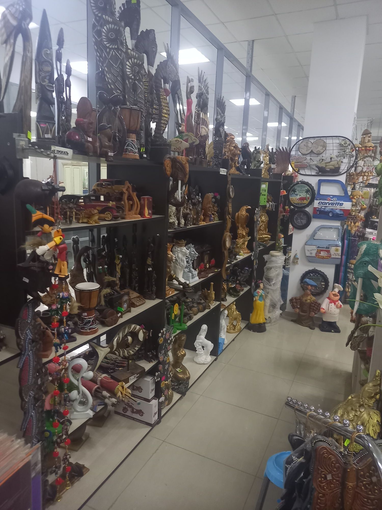 Распродажа сувениров и прочего