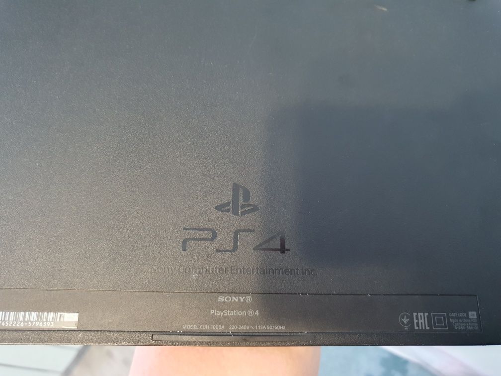 Sony Playstation 4 с 3 оригинальными джойстиками и 5 дисков