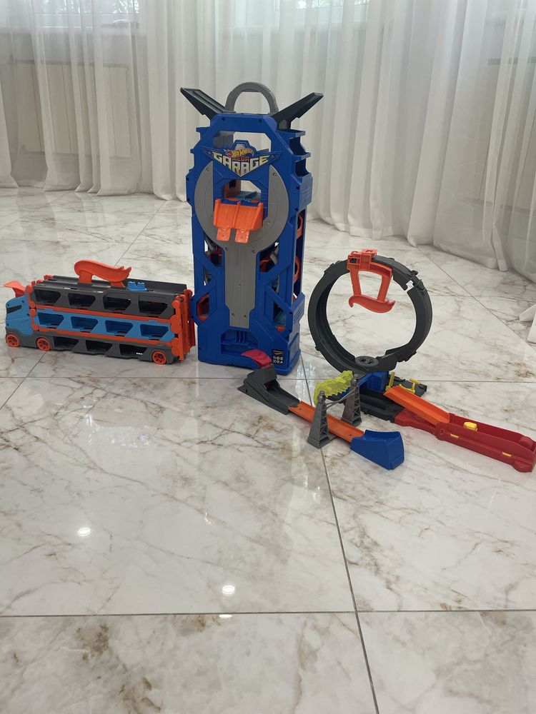 Гараж ,автобу. Hot wheels