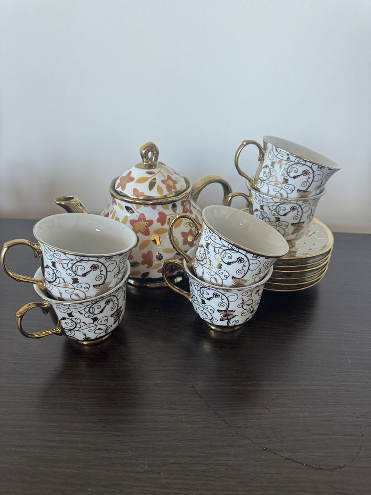 Чайные сервизы , чашки, блюдца , чайники