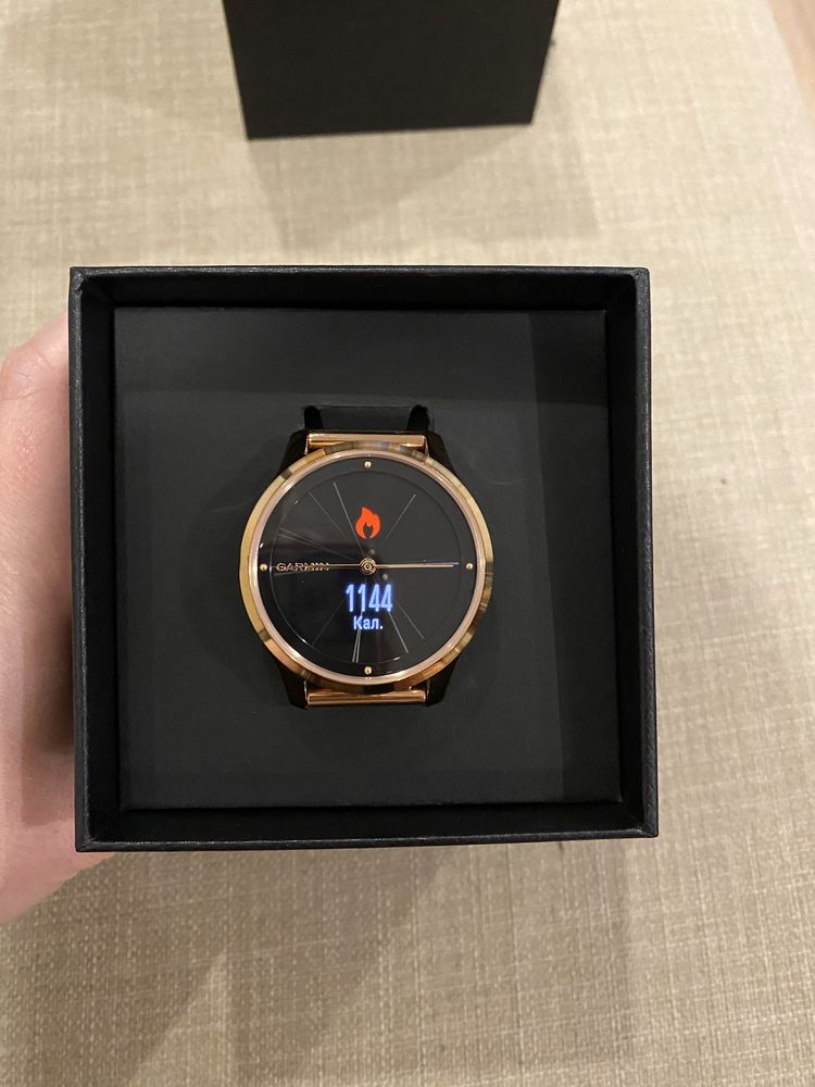 Часы Garmin Vivomove Luxe розовое золото PVD 18K