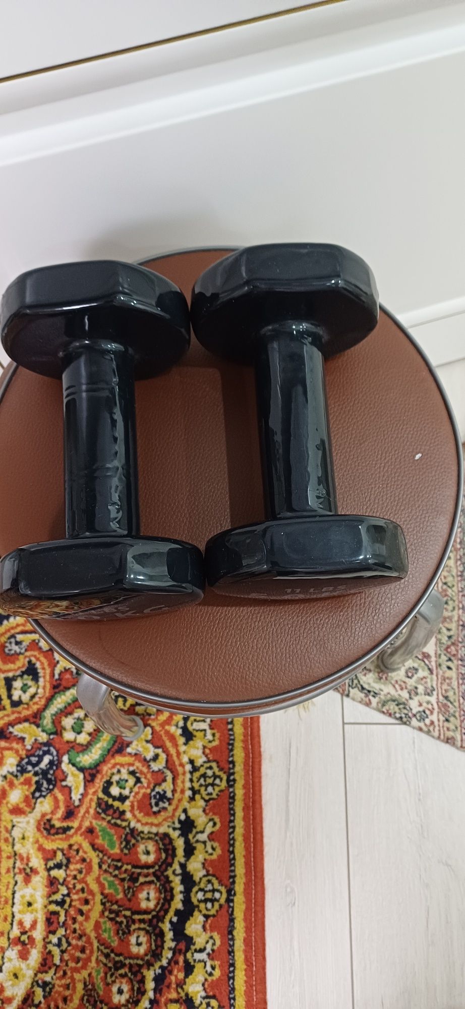 Продам гантель неразборную  5 кг