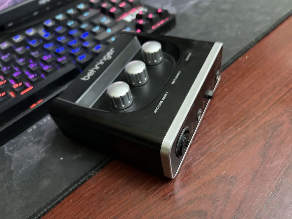 звуковая карта behringer u-phoria um2