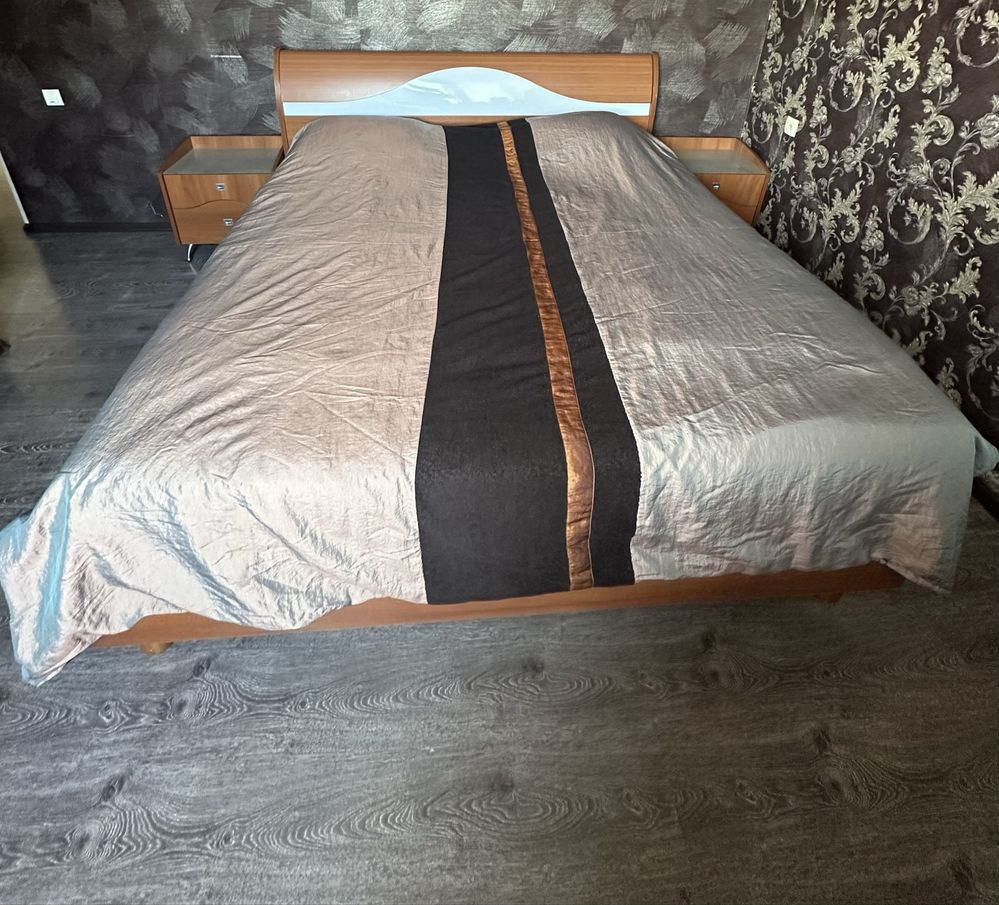 Кровать King size с прикроватными тумбами бу