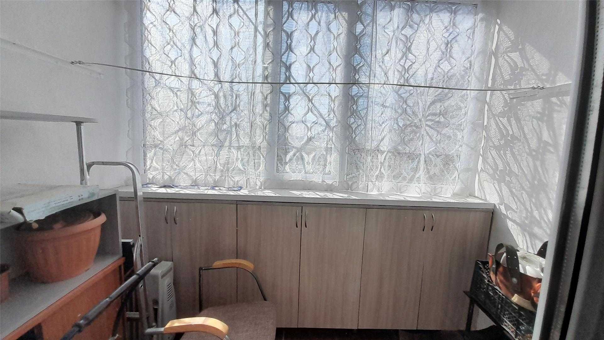 Продам 4 комн квартиру на 8 мкр на 1эт/9 эт