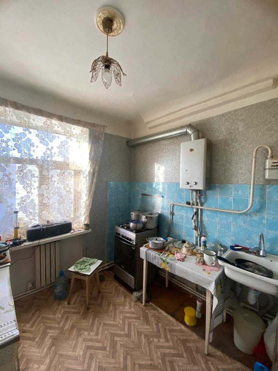 Продается квартира 2 комнатная на Карасай батыра  дом кирпичный 3 этаж