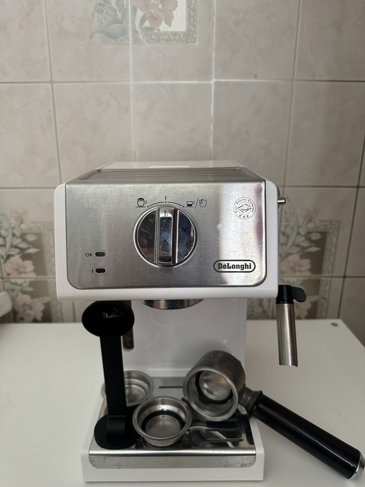 Кофеварка рожковая Delonghi ECP 33.21 белая