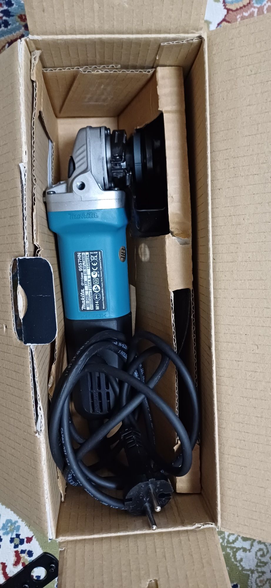 Угловая шлифмашина Makita 9557 HN