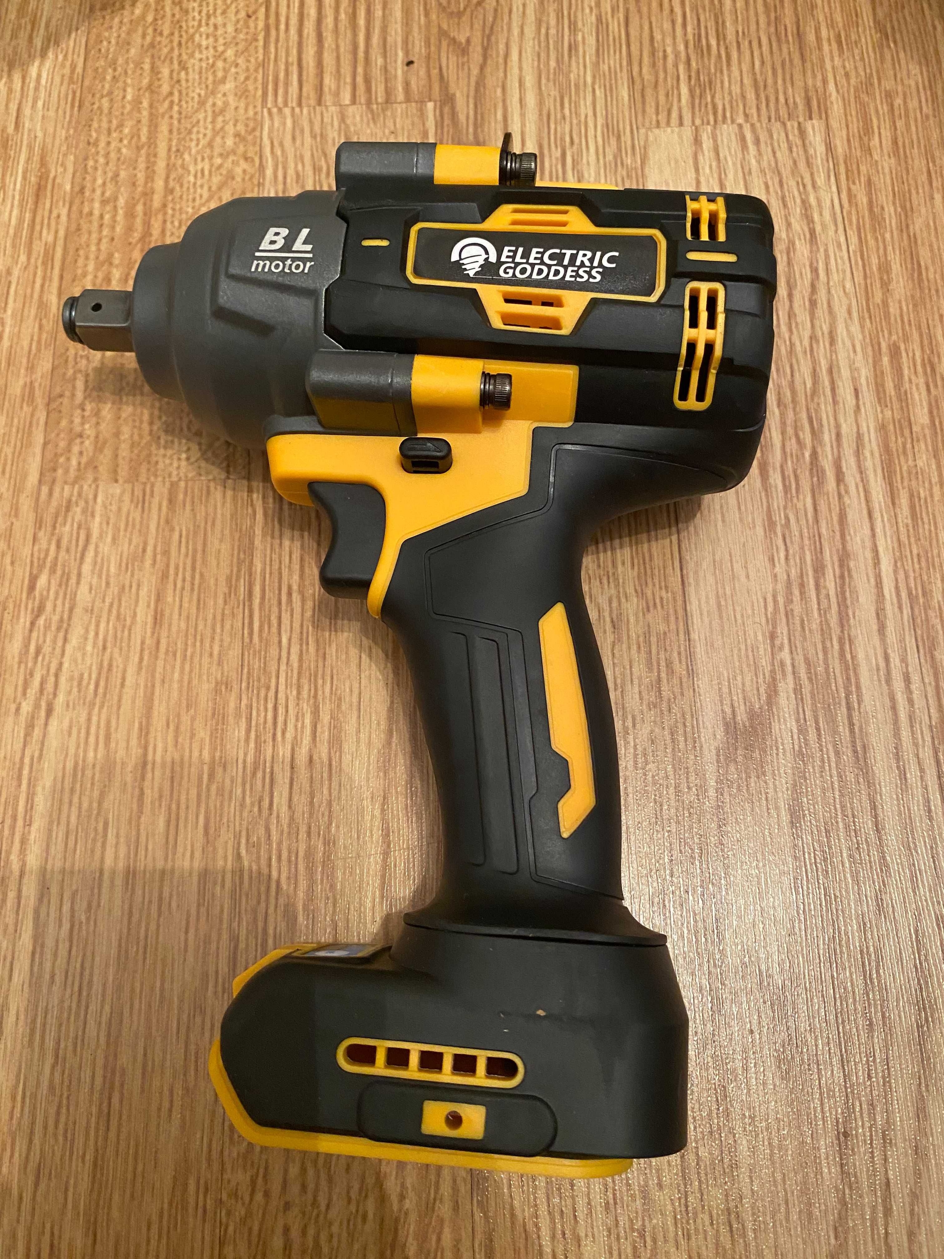 Шуруповерт, гайковерт 1000 Н/м для грузовых под аккум Dewalt
