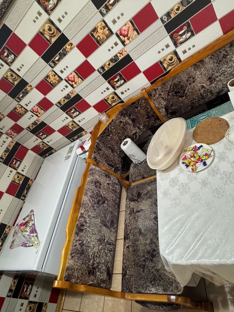 Продаю кухонную зону: стол, диван угловой и 4 стула
