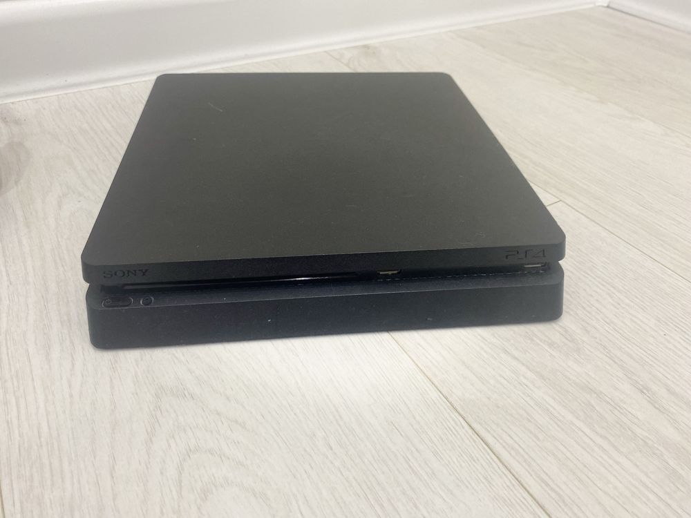 Продаю playstation 4 с играми