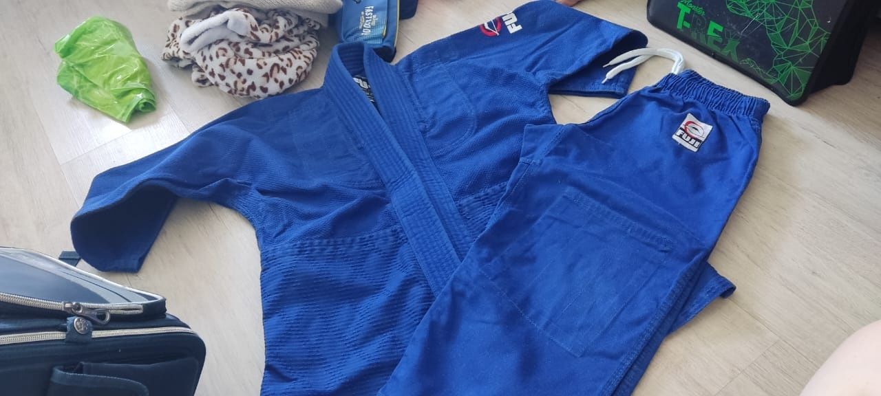 Продам спортивные костюмы
