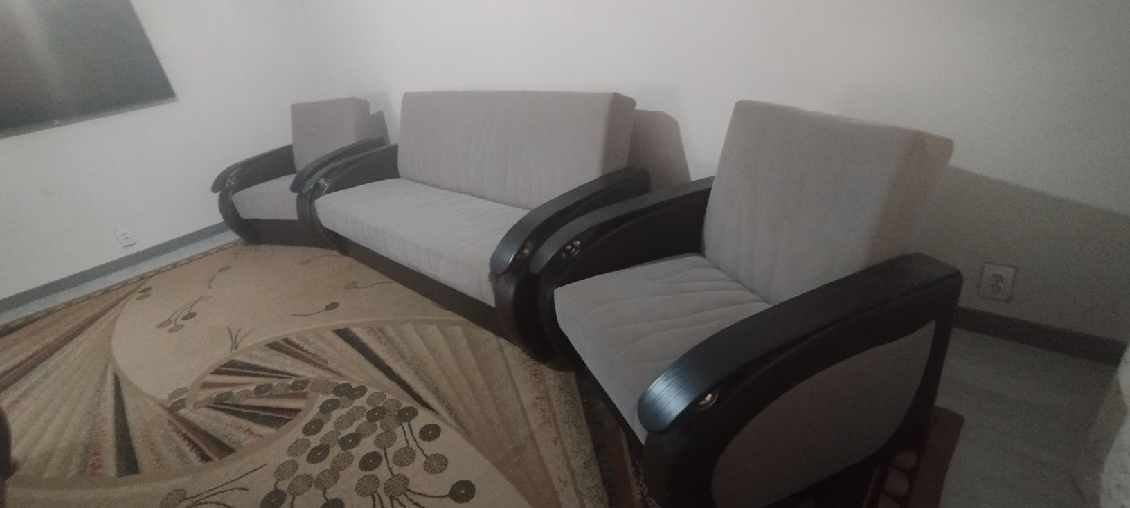 Продам Диван 2 шт. Два кресла.