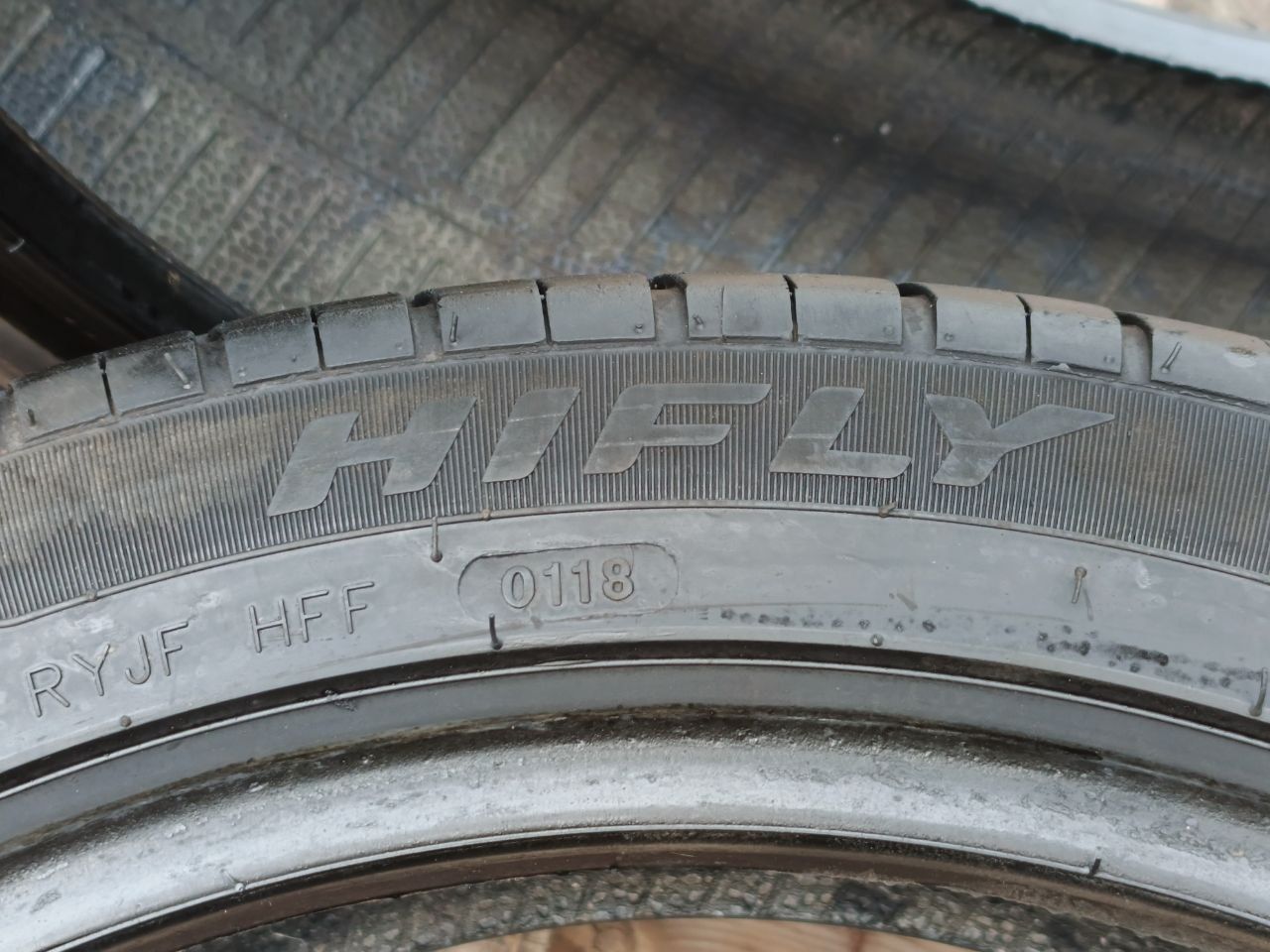 Шины безкамерки комплект 2 шт размер215/45 R18