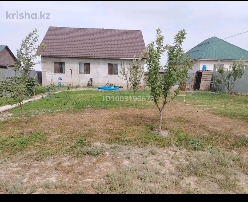 Уй жана мектеп жанында орналаскан, кошеге свет, асфальт тартылган